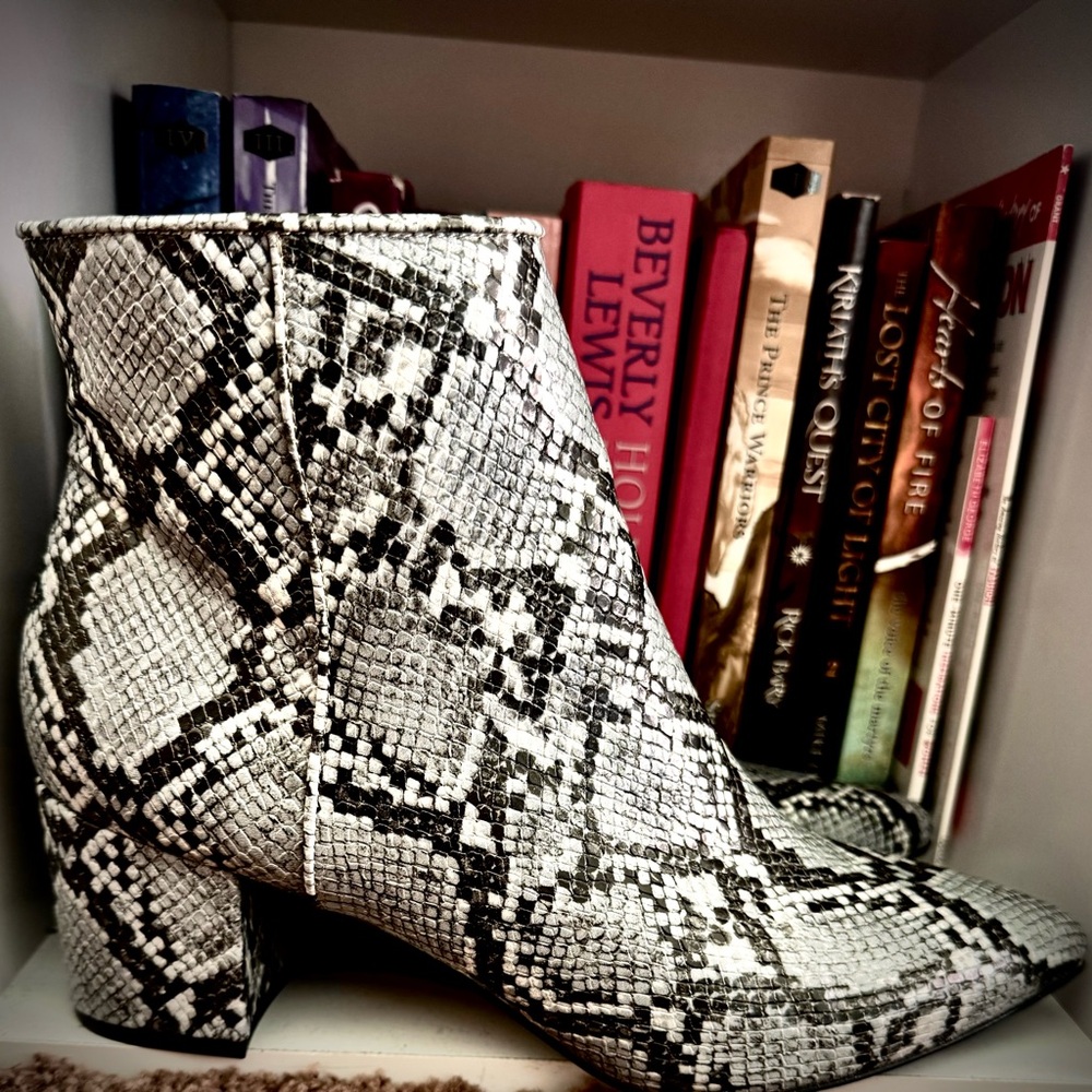 Steve Madden Banner Snakeskin Boots Booties Block Heel 2.5 Inches 8.5 NEW - Picture 2 of 10